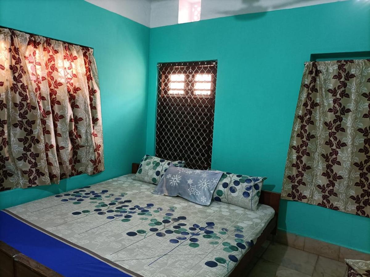 Hotel Radha Krishna Puri Esterno foto