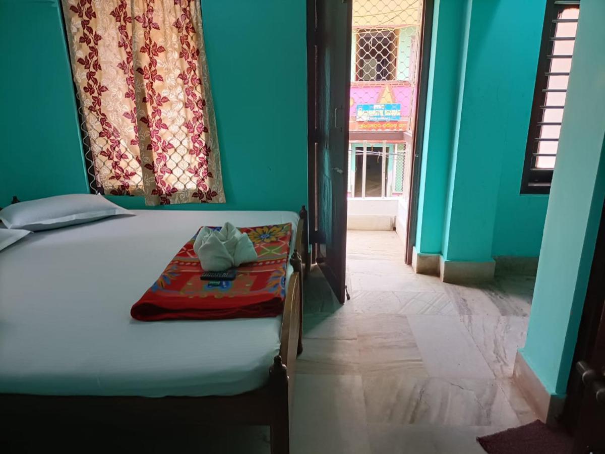 Hotel Radha Krishna Puri Esterno foto