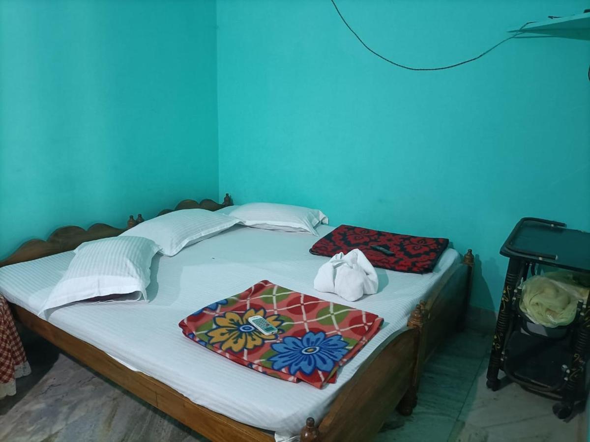 Hotel Radha Krishna Puri Esterno foto