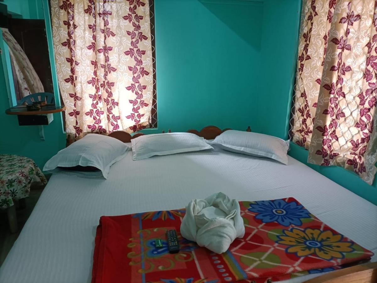 Hotel Radha Krishna Puri Esterno foto