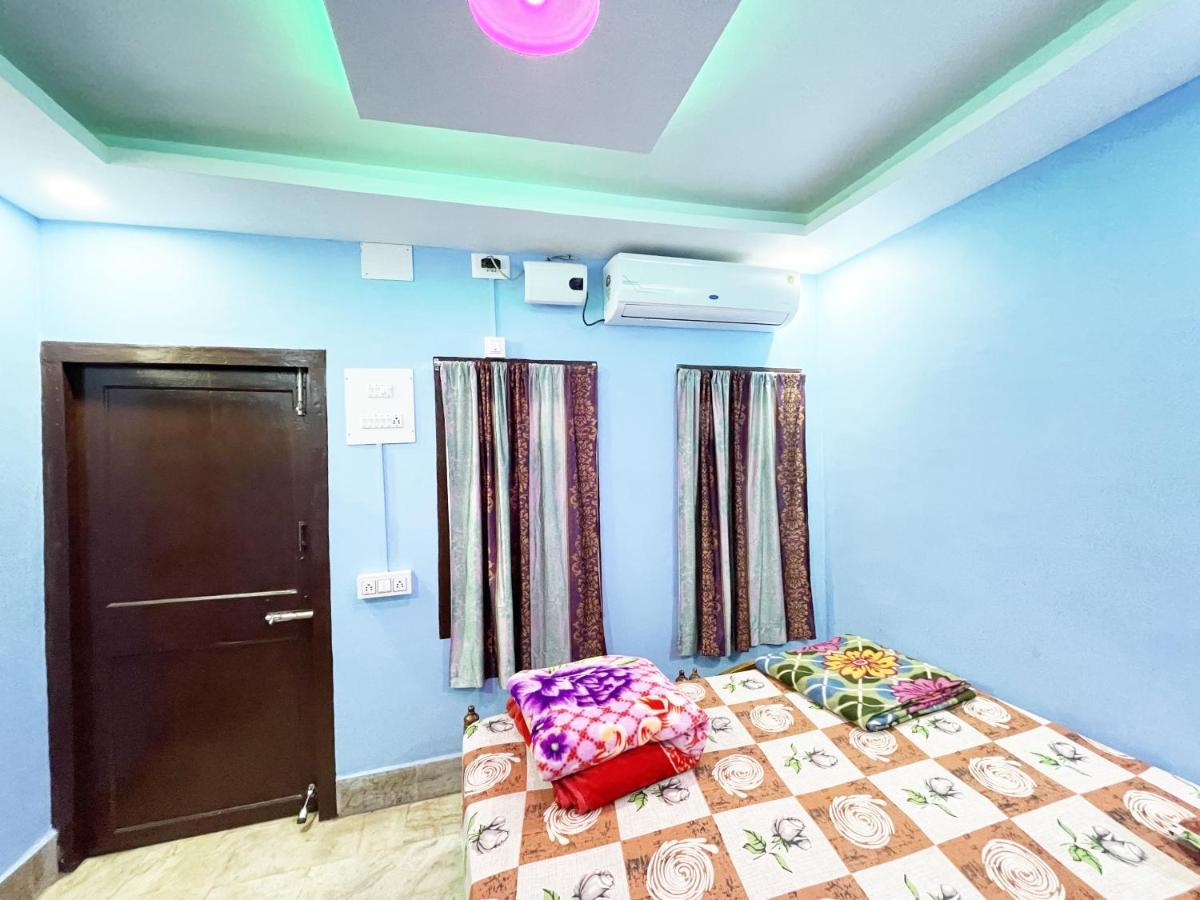 Hotel Radha Krishna Puri Esterno foto