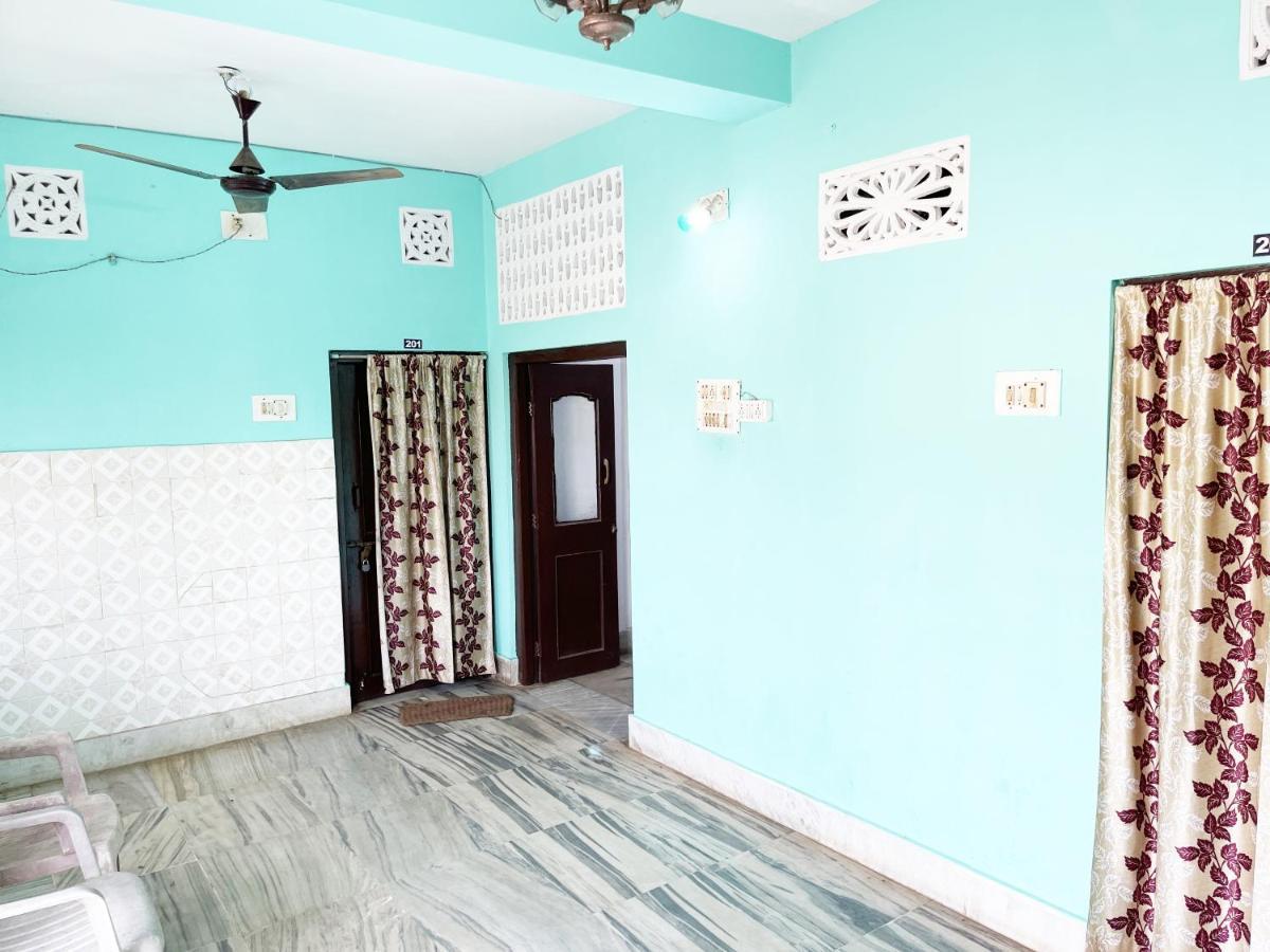 Hotel Radha Krishna Puri Esterno foto