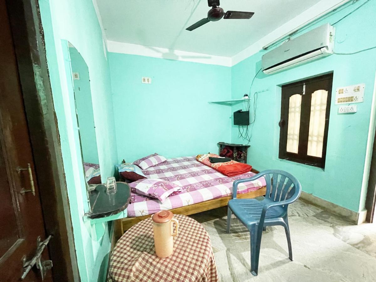 Hotel Radha Krishna Puri Esterno foto
