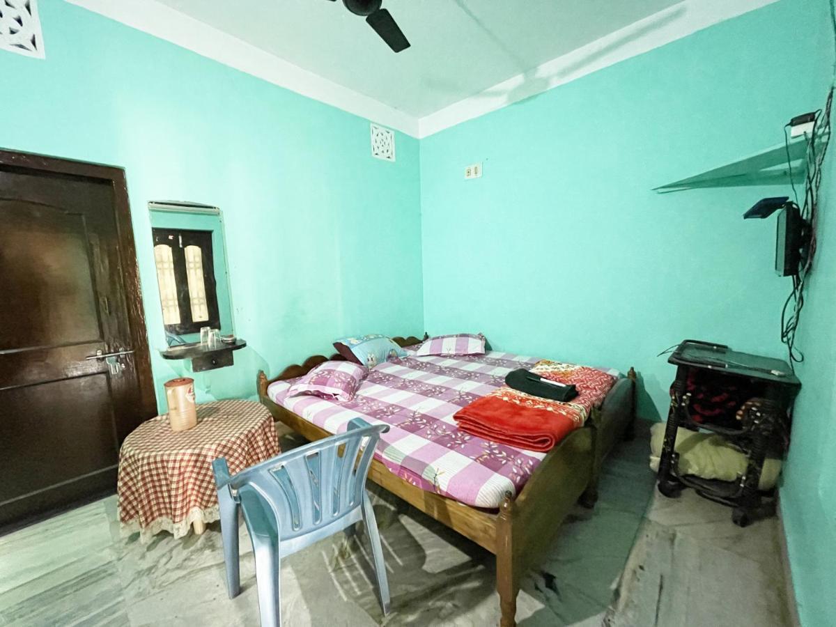 Hotel Radha Krishna Puri Esterno foto