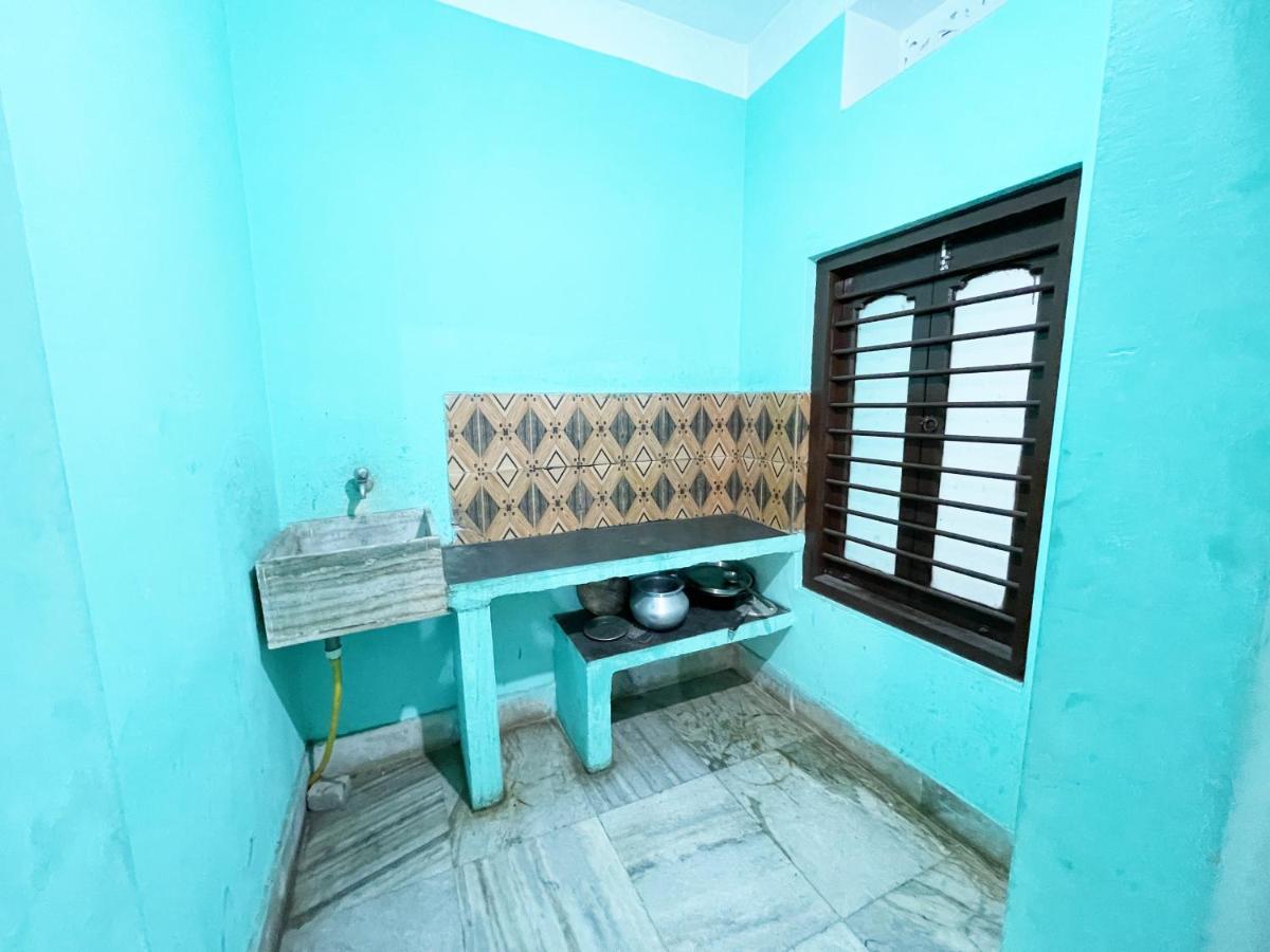 Hotel Radha Krishna Puri Esterno foto