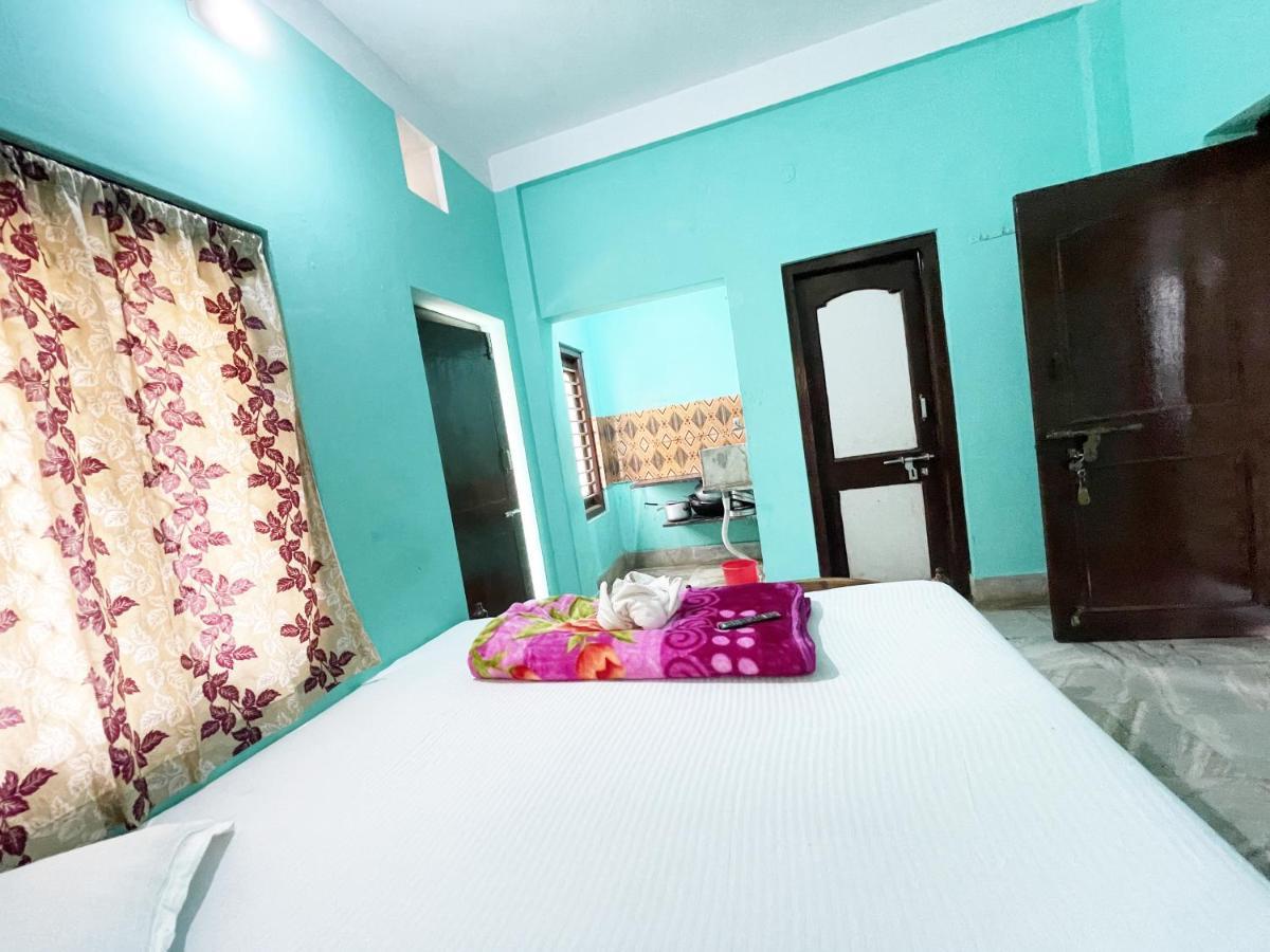 Hotel Radha Krishna Puri Esterno foto