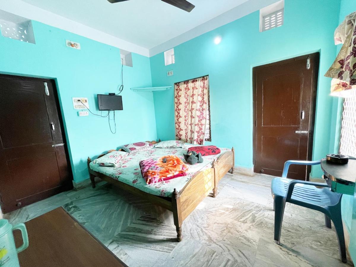 Hotel Radha Krishna Puri Esterno foto