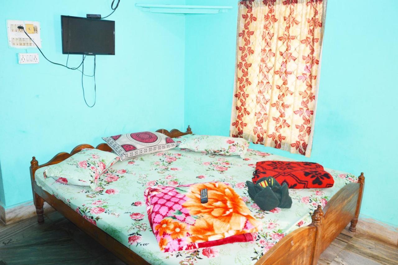 Hotel Radha Krishna Puri Esterno foto
