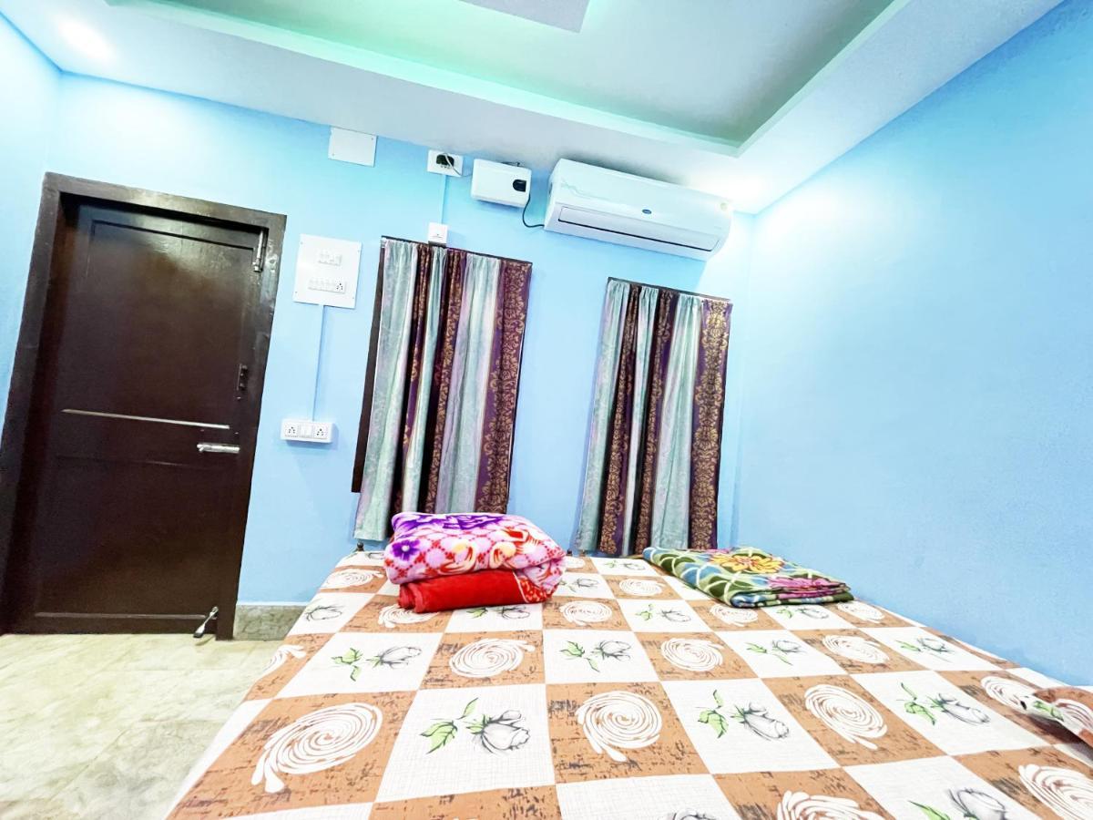 Hotel Radha Krishna Puri Esterno foto