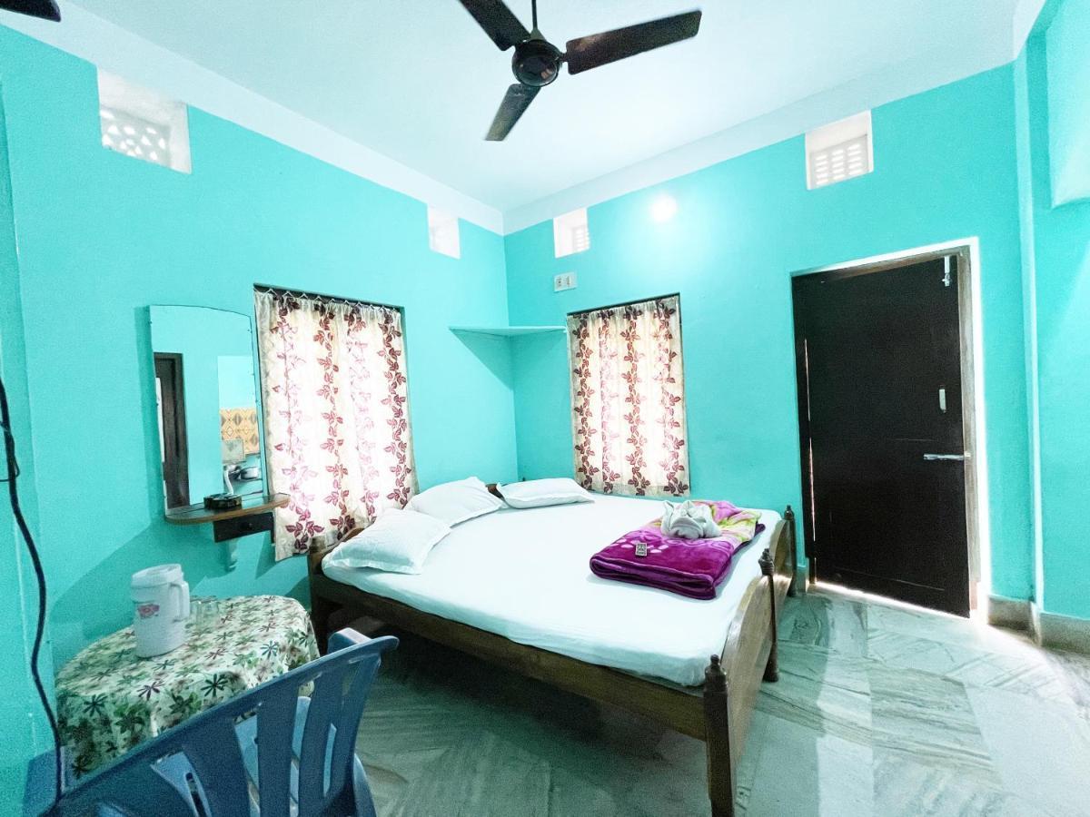 Hotel Radha Krishna Puri Esterno foto