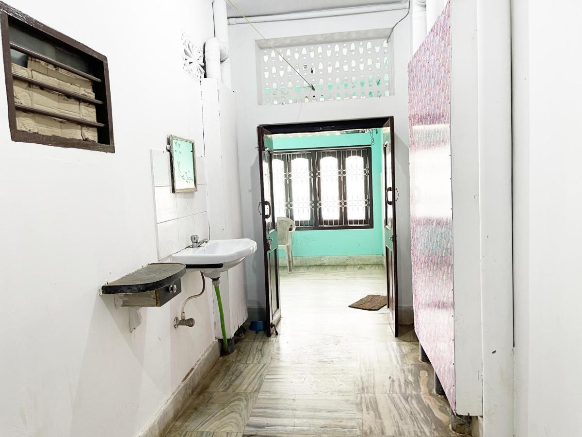 Hotel Radha Krishna Puri Esterno foto