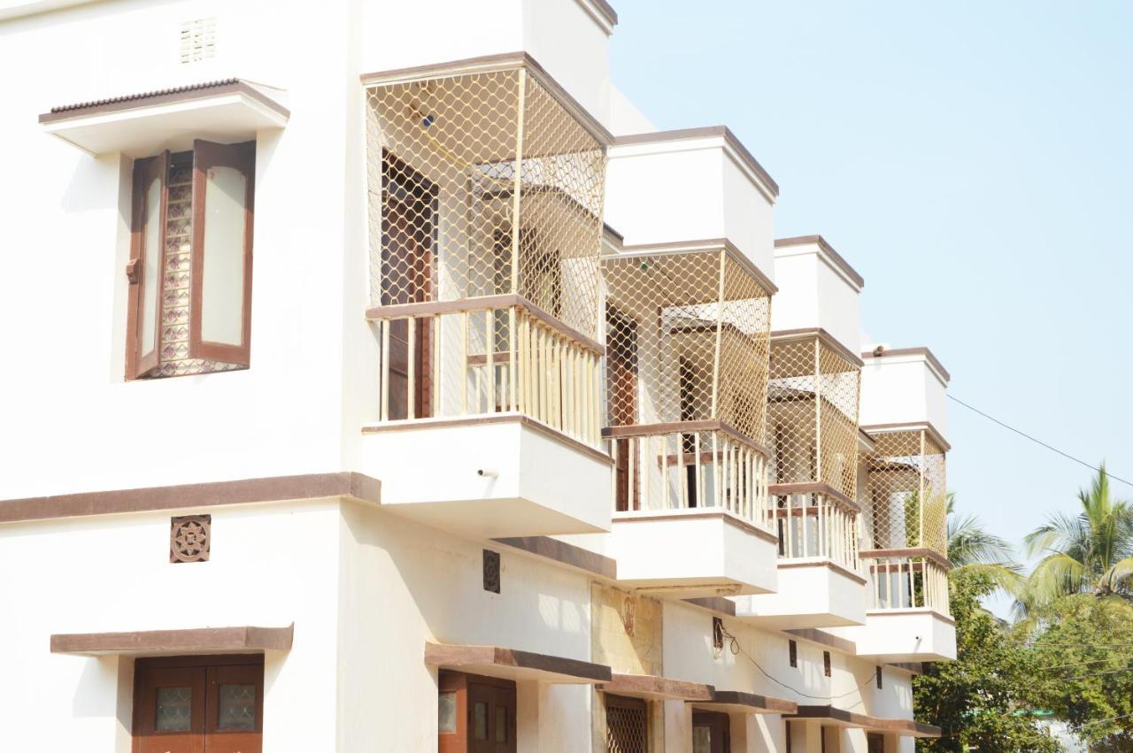 Hotel Radha Krishna Puri Esterno foto