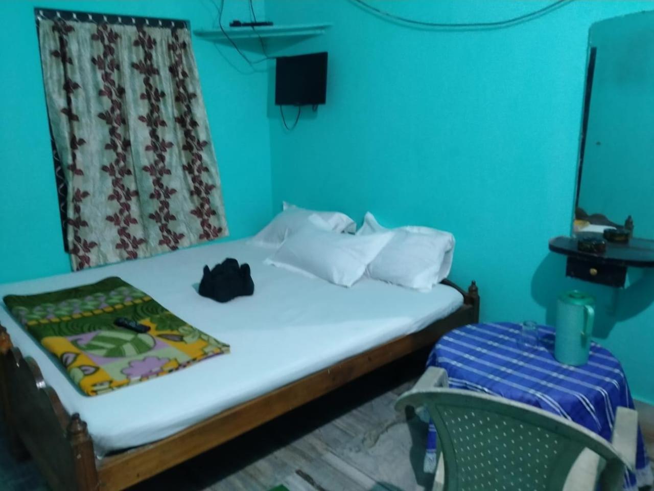 Hotel Radha Krishna Puri Esterno foto
