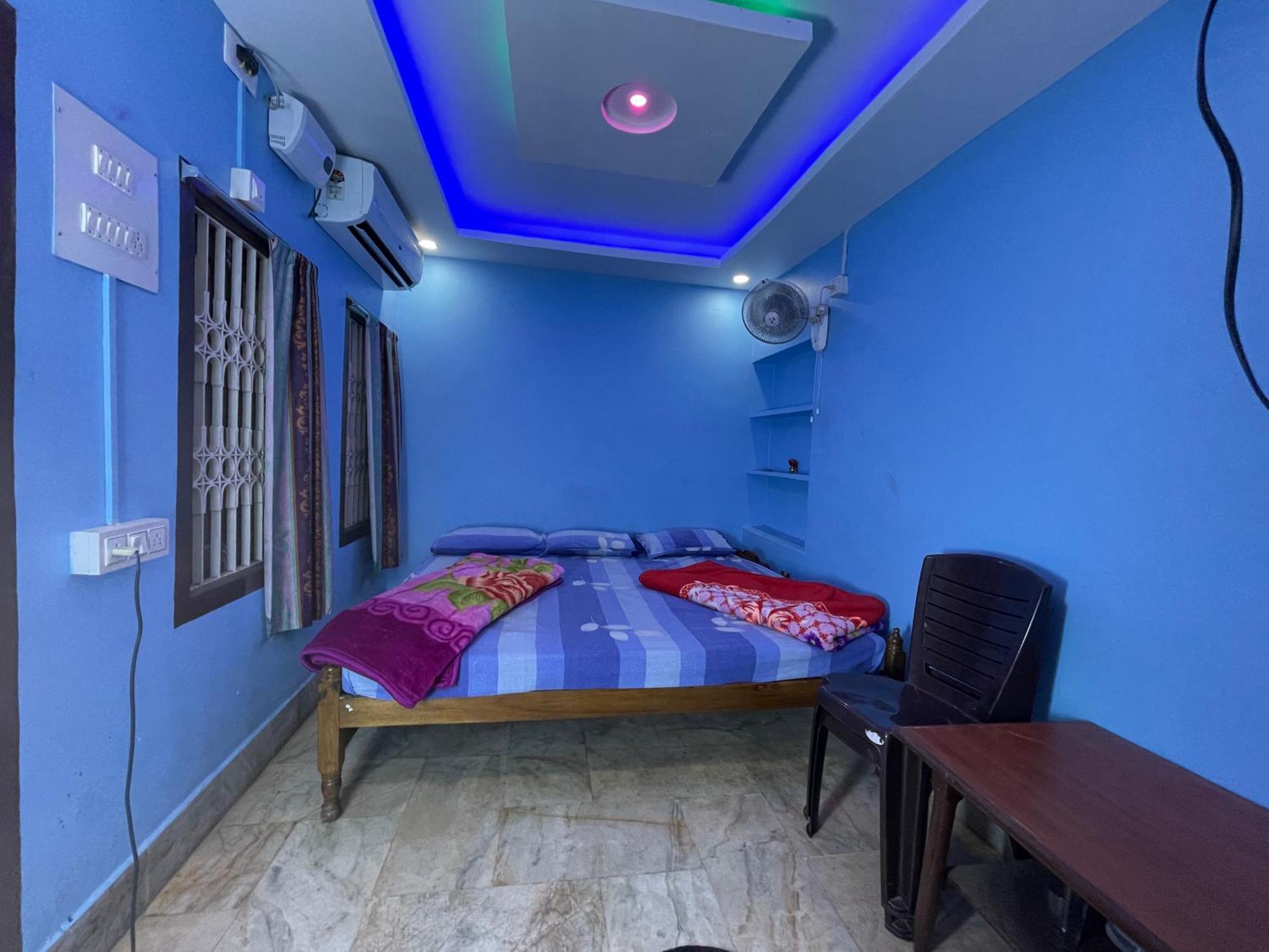 Hotel Radha Krishna Puri Esterno foto