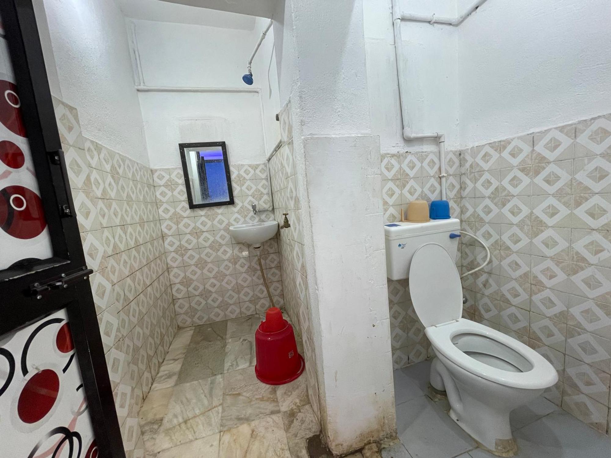 Hotel Radha Krishna Puri Esterno foto