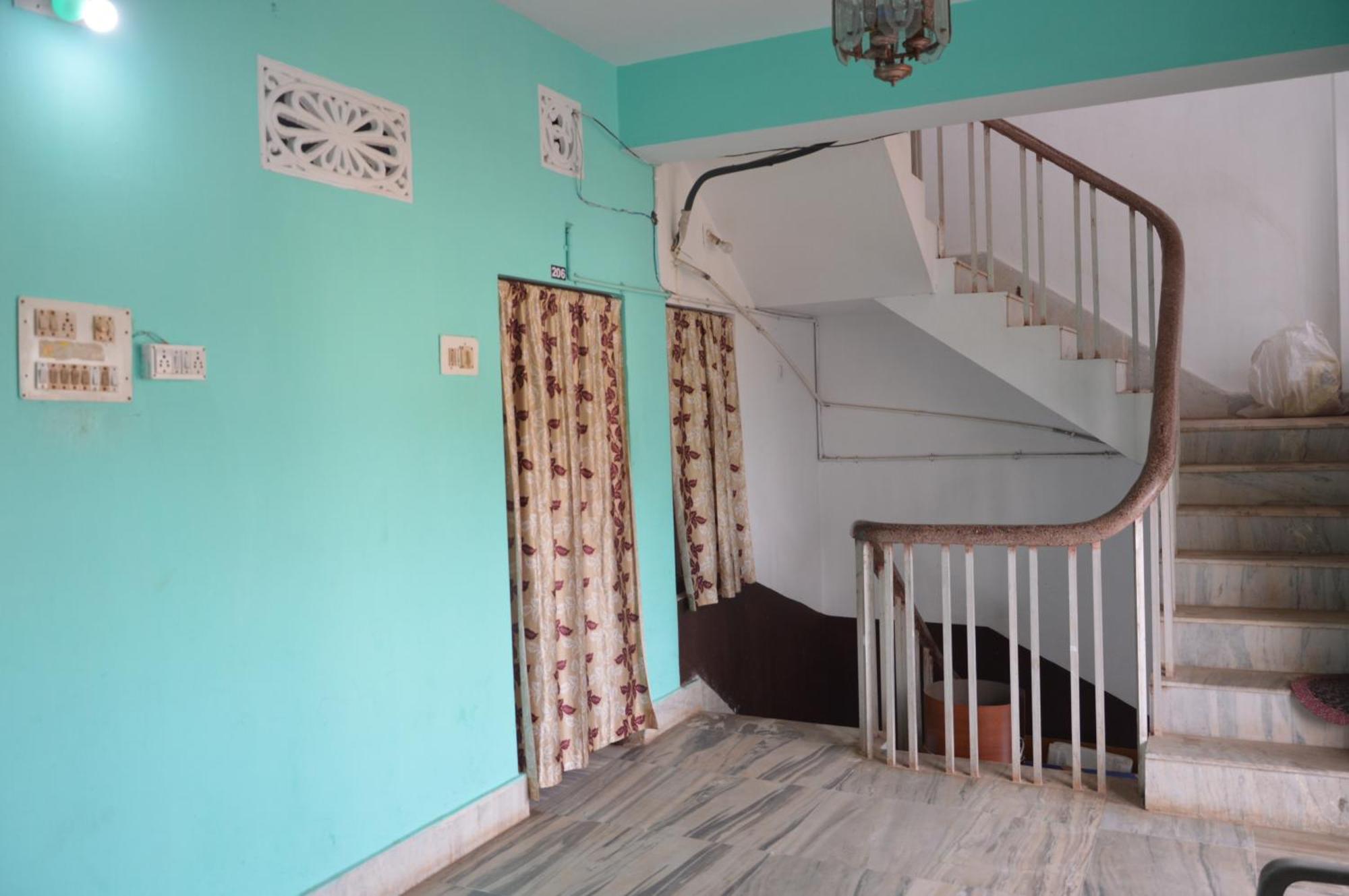 Hotel Radha Krishna Puri Esterno foto