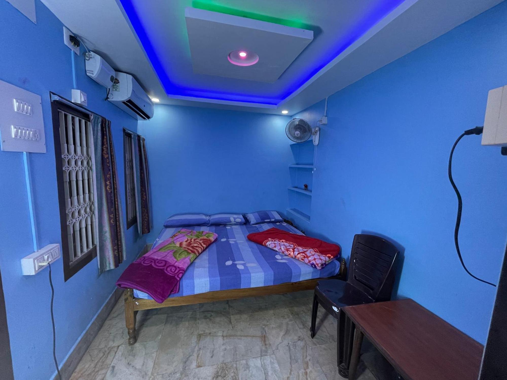 Hotel Radha Krishna Puri Esterno foto