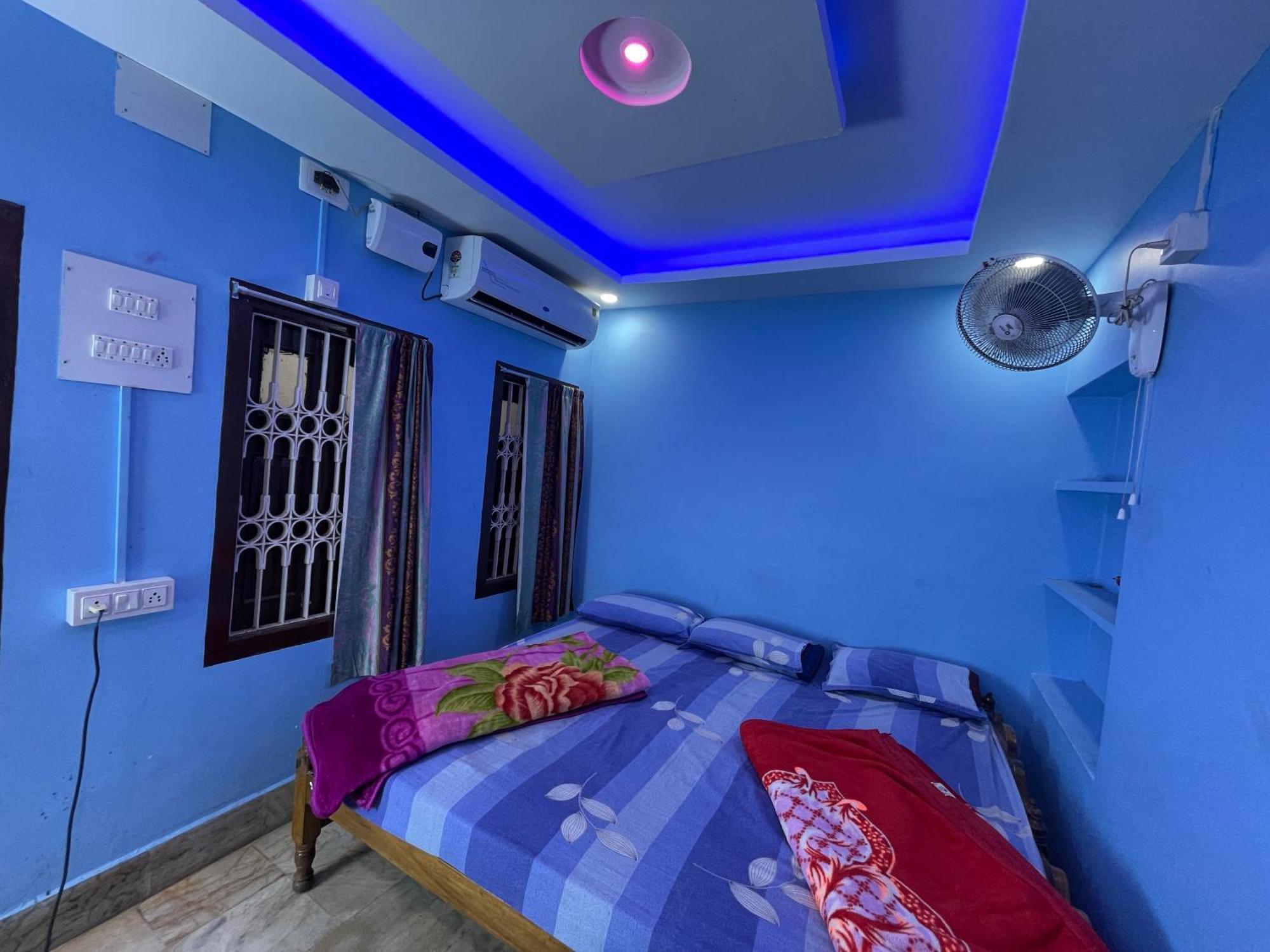 Hotel Radha Krishna Puri Esterno foto