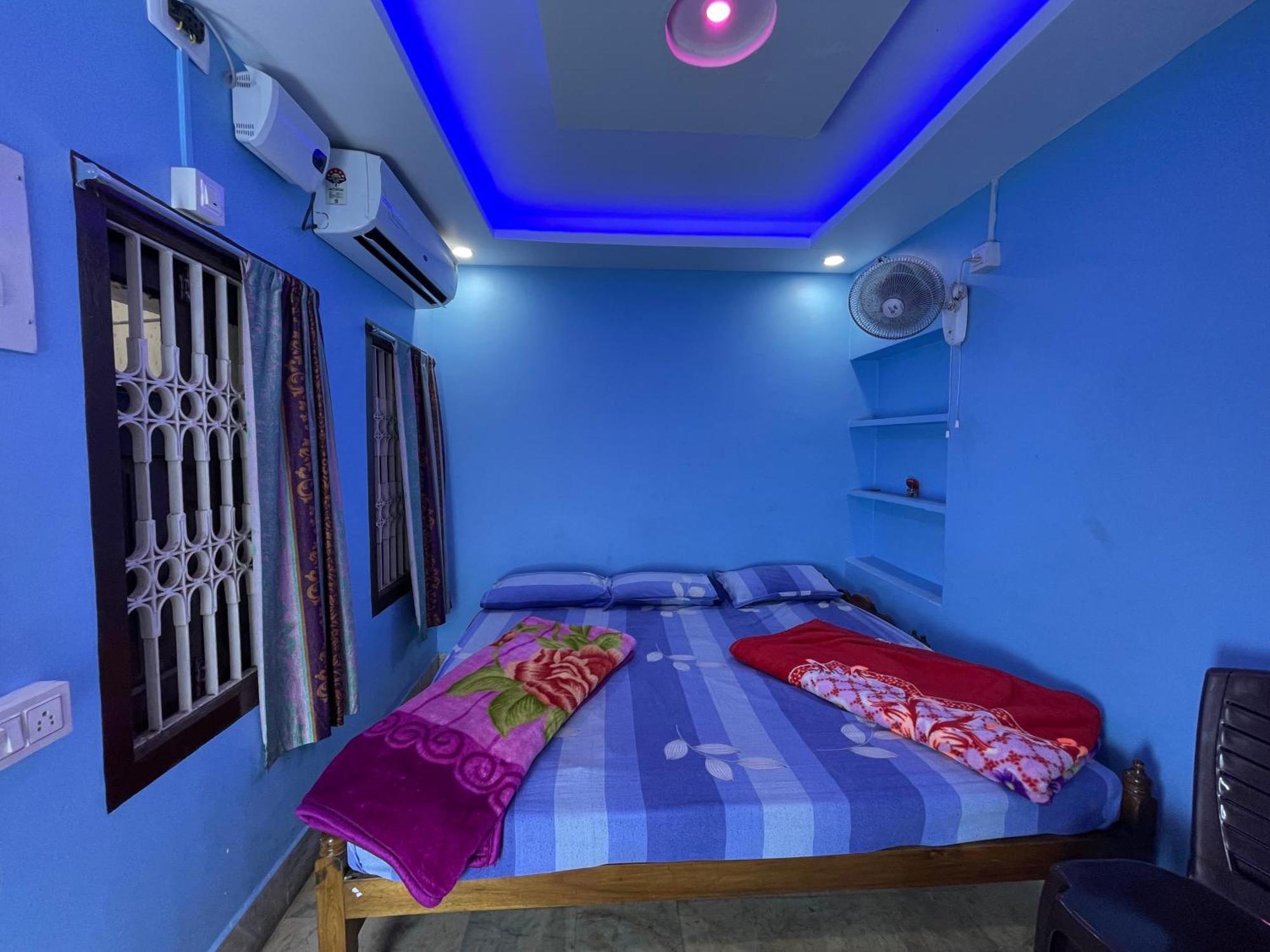Hotel Radha Krishna Puri Esterno foto