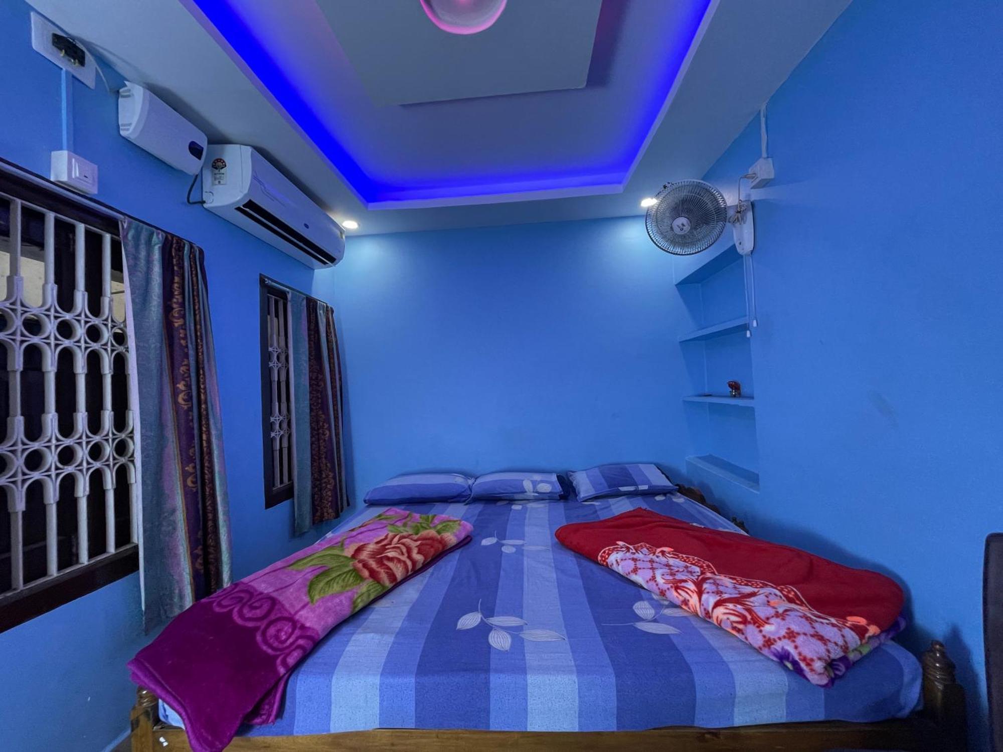 Hotel Radha Krishna Puri Esterno foto