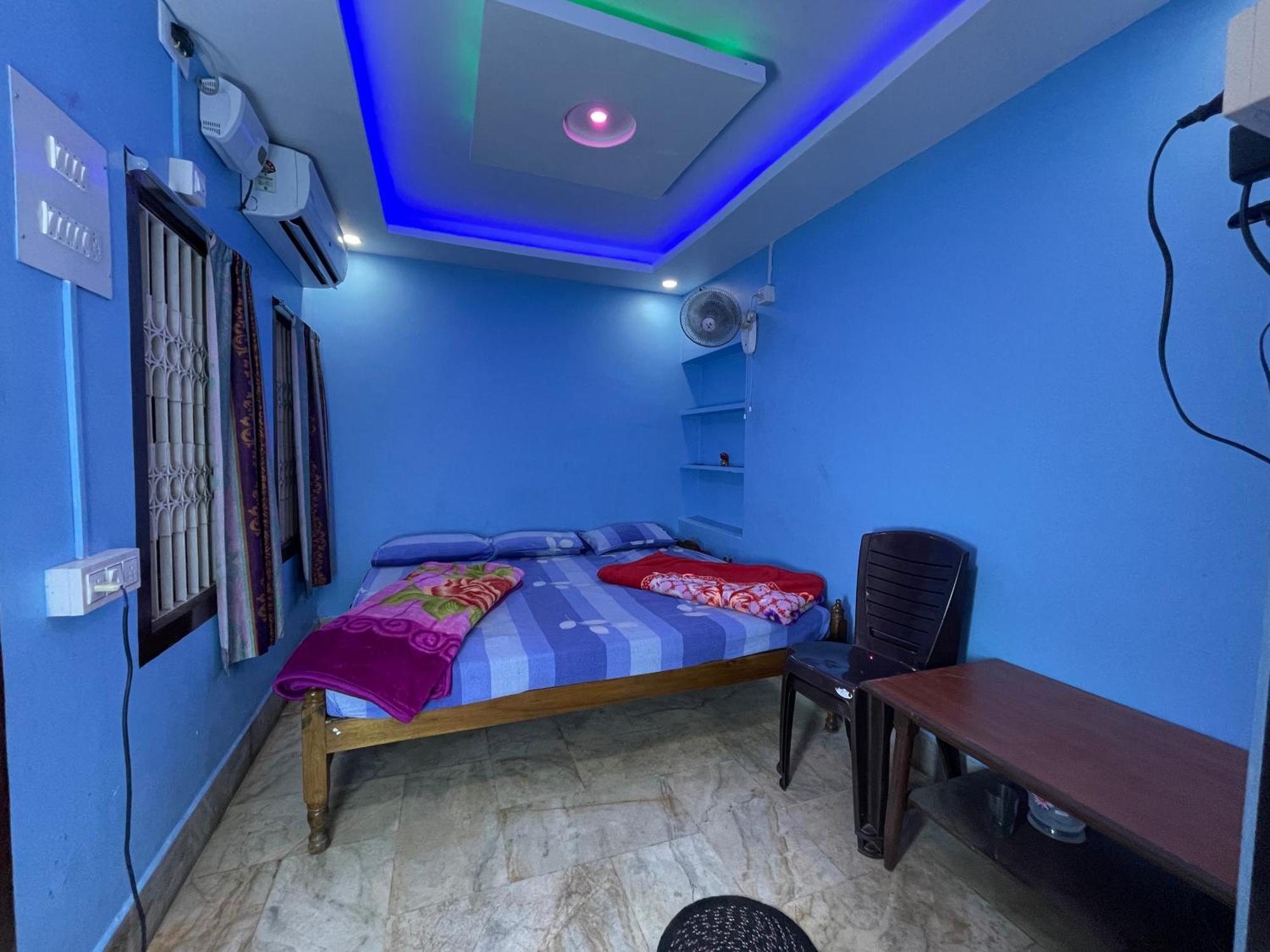 Hotel Radha Krishna Puri Esterno foto