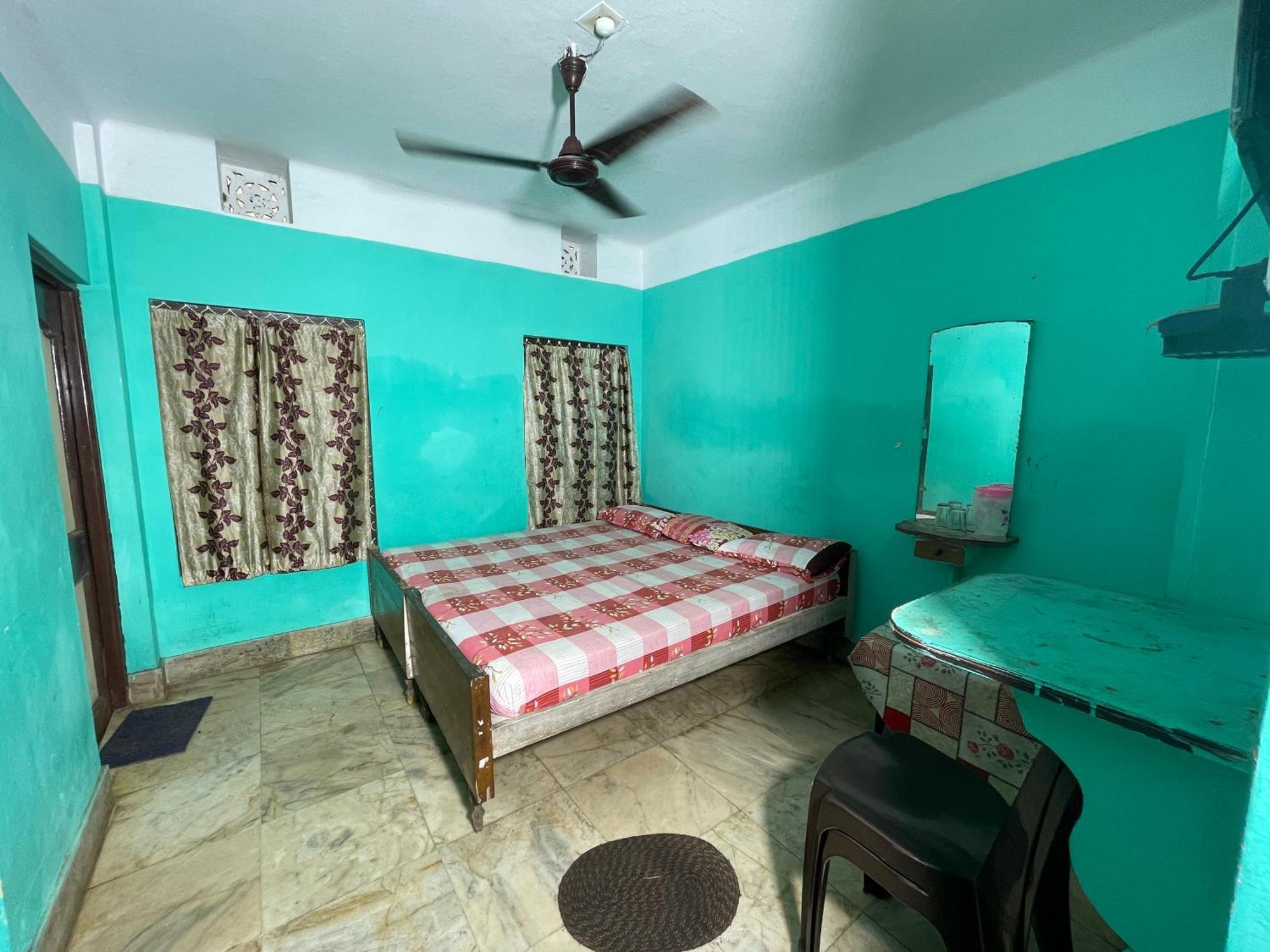 Hotel Radha Krishna Puri Esterno foto