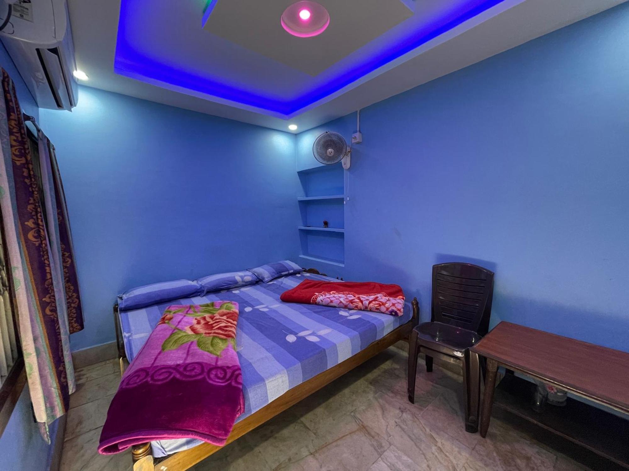Hotel Radha Krishna Puri Esterno foto