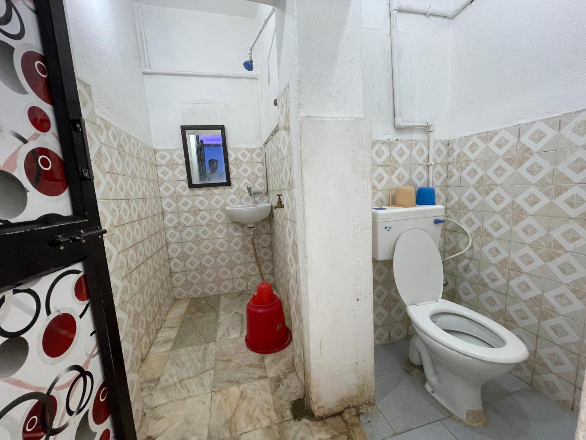 Hotel Radha Krishna Puri Esterno foto