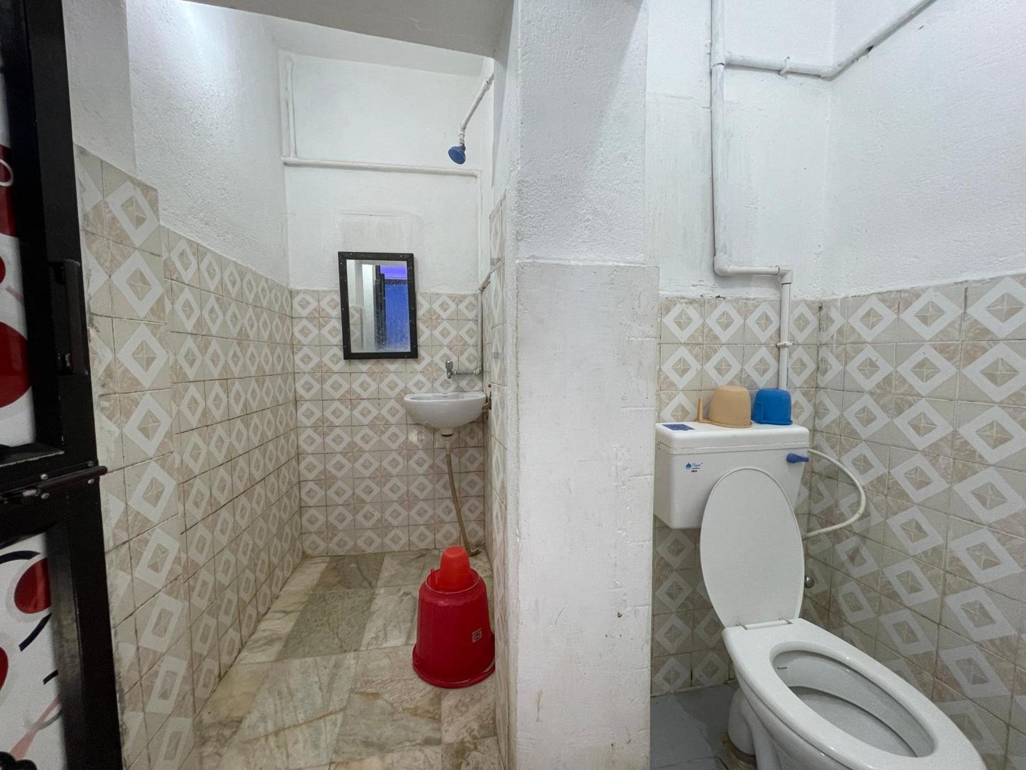Hotel Radha Krishna Puri Esterno foto