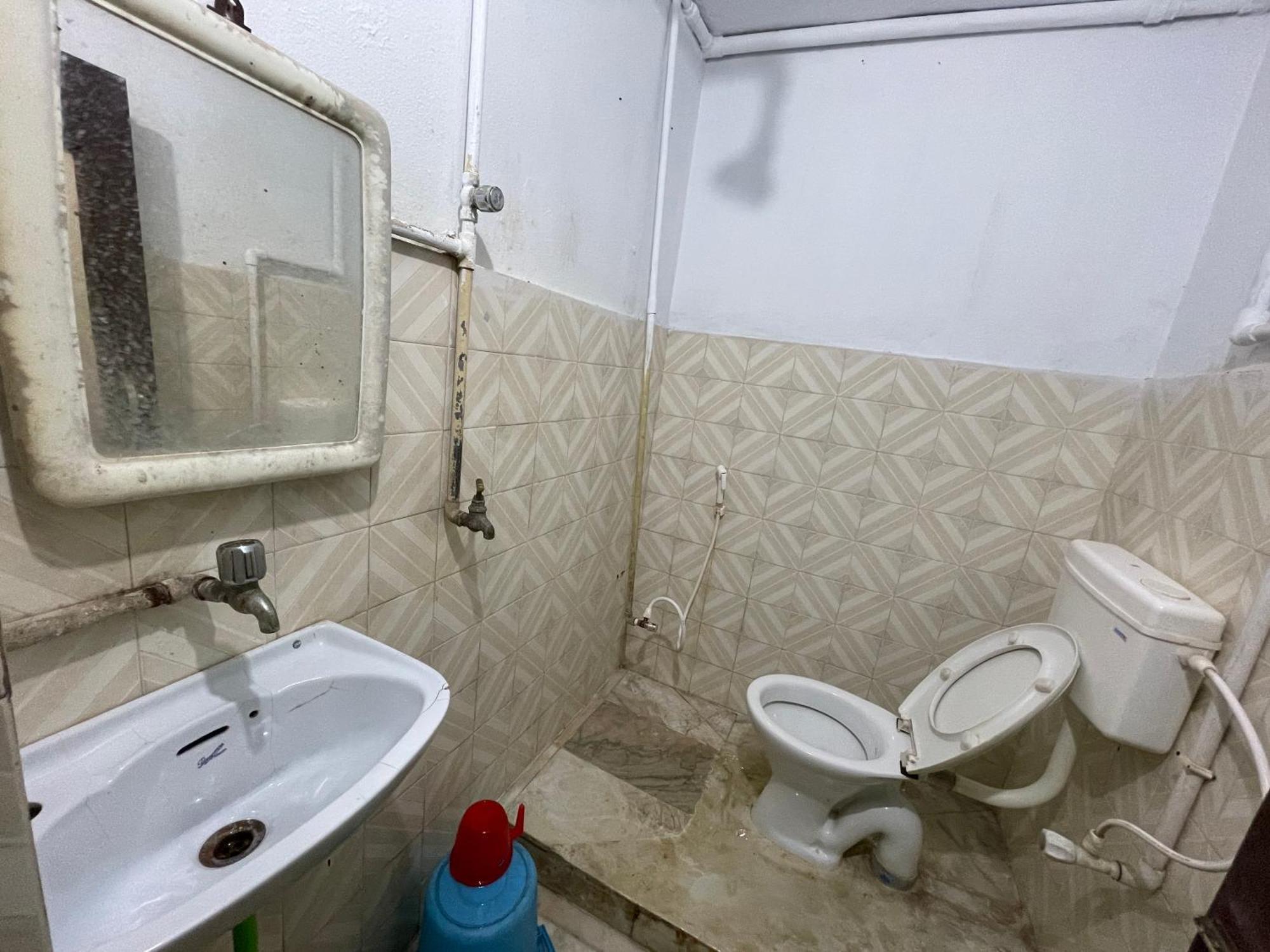 Hotel Radha Krishna Puri Esterno foto